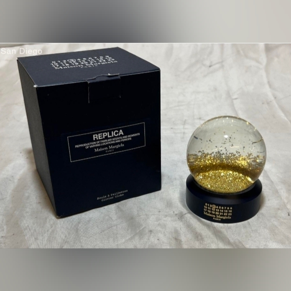 Luxurious Maison Margiela Replica Gold Glitter Snow Globe